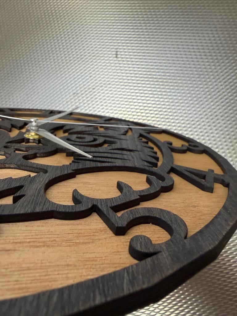 Houten wandklok met poes - Stil uurwerk - Eigen atelier, Ophalen of Verzenden, Nieuw, Analoog, Wandklok