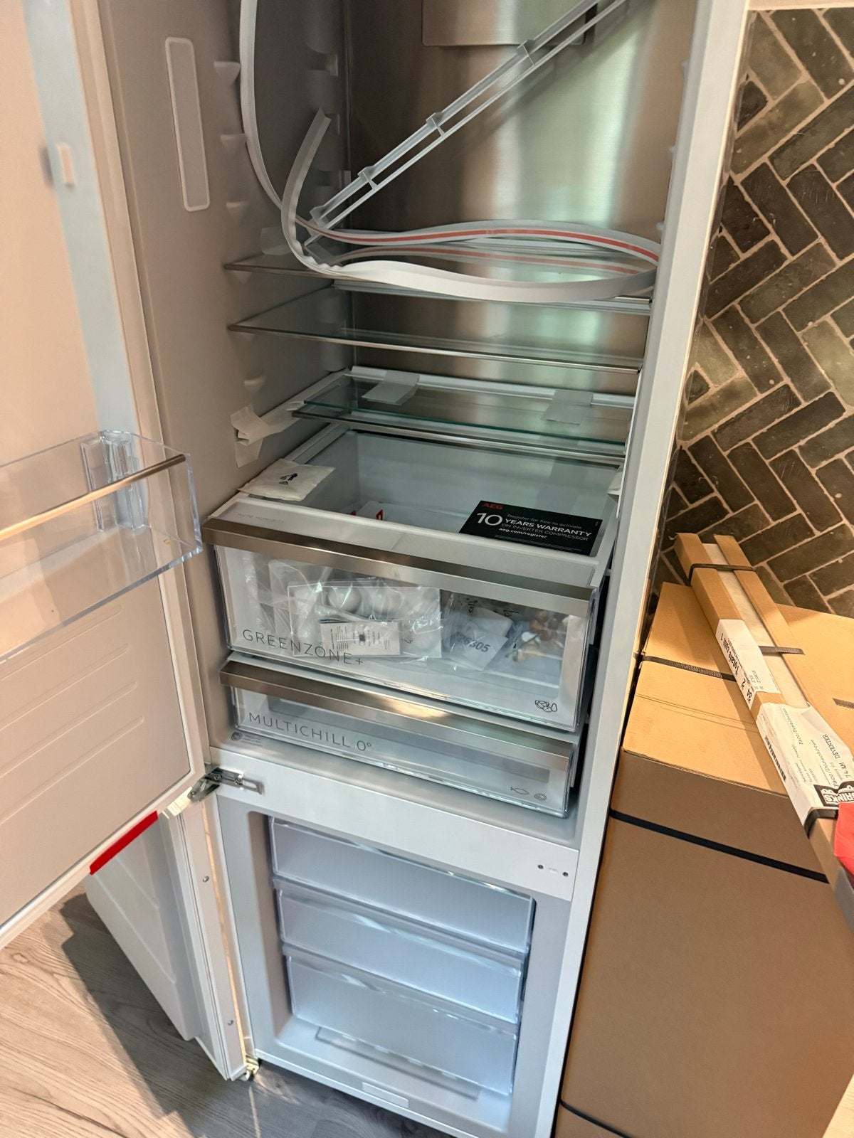 Showmodel AEG Inbouw Koelvriescombinatie met Sleepscharnier, Ophalen, 200 liter of meer, Met aparte vriezer, Nieuw