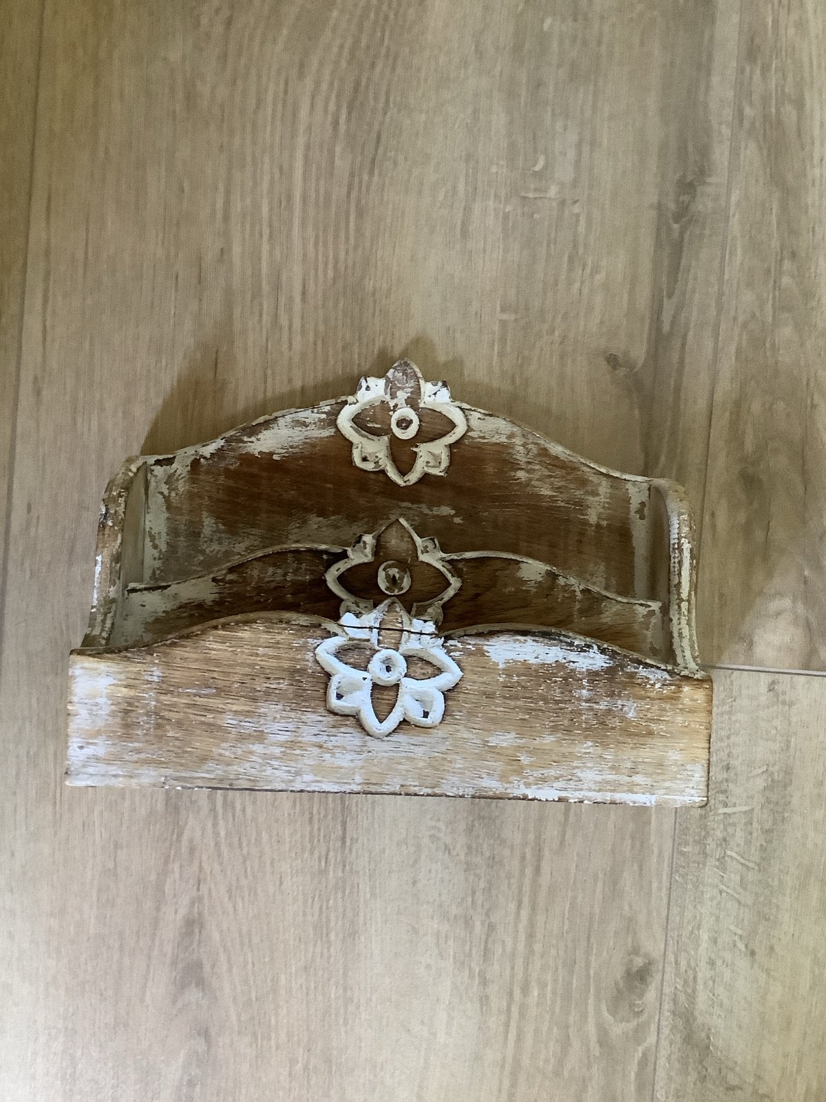 Vintage houten brievenhouder met decoratieve details, Gebruikt, Ophalen of Verzenden, Wit, Vintage