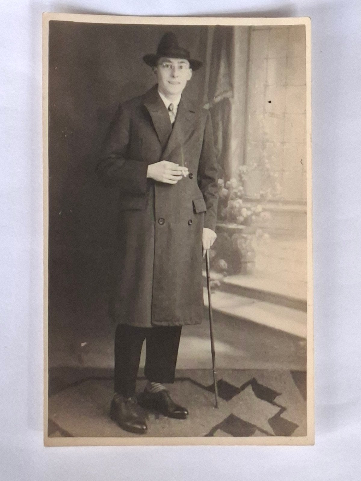 Fotokaart-studioportret-man-hoed-The Extreme Radio-Alkmaar, Ophalen of Verzenden, Voor 1940, Overige onderwerpen, Foto