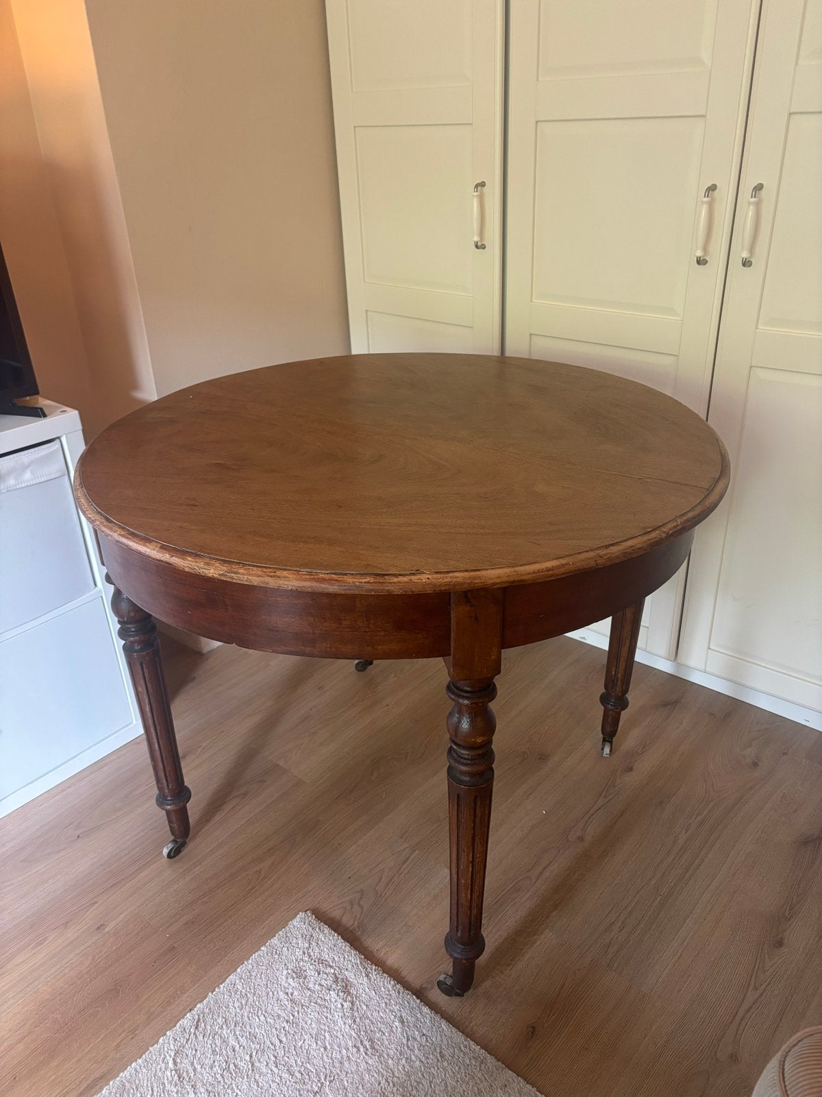 Antieke ronde houten tafel met wieltjes, Antiek en Kunst, Antiek | Meubels | Tafels, Ophalen