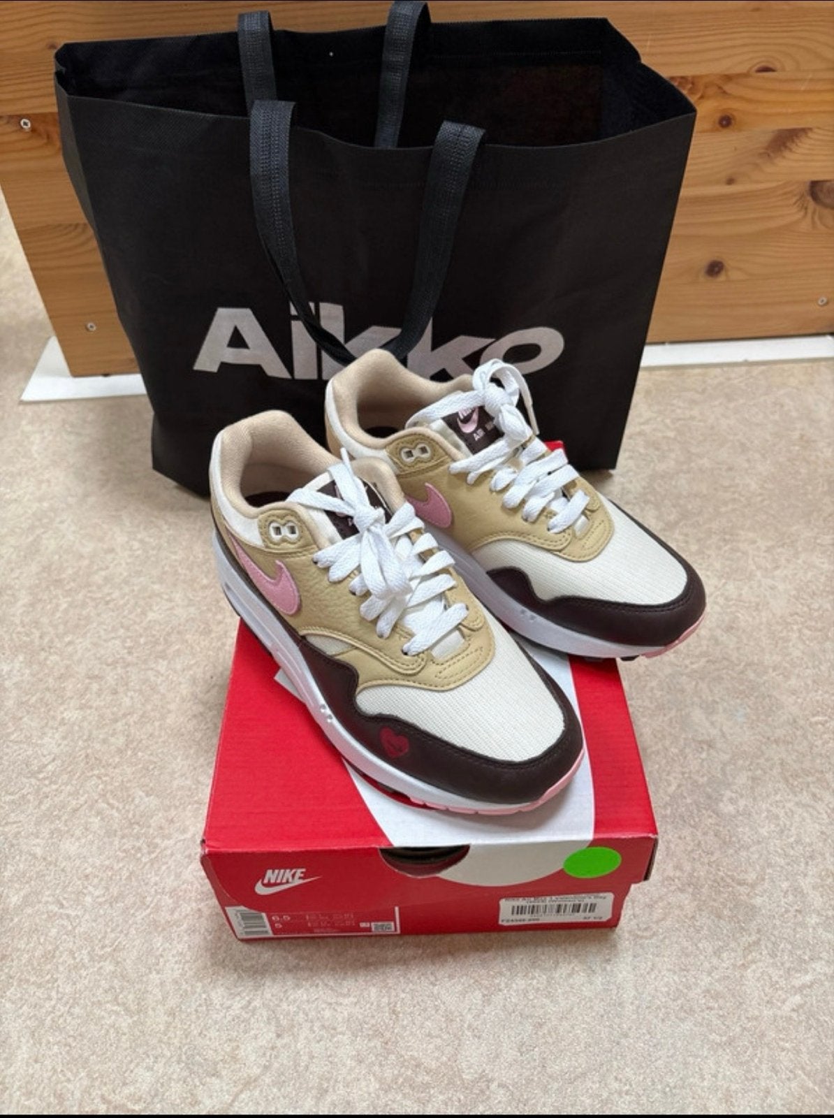Nike Air Max 1 'Valentine's Day' (2024) - Maat 37.5, Kleding | Dames, Ophalen of Verzenden, Nieuw, Beige, Sneakers of Gympen