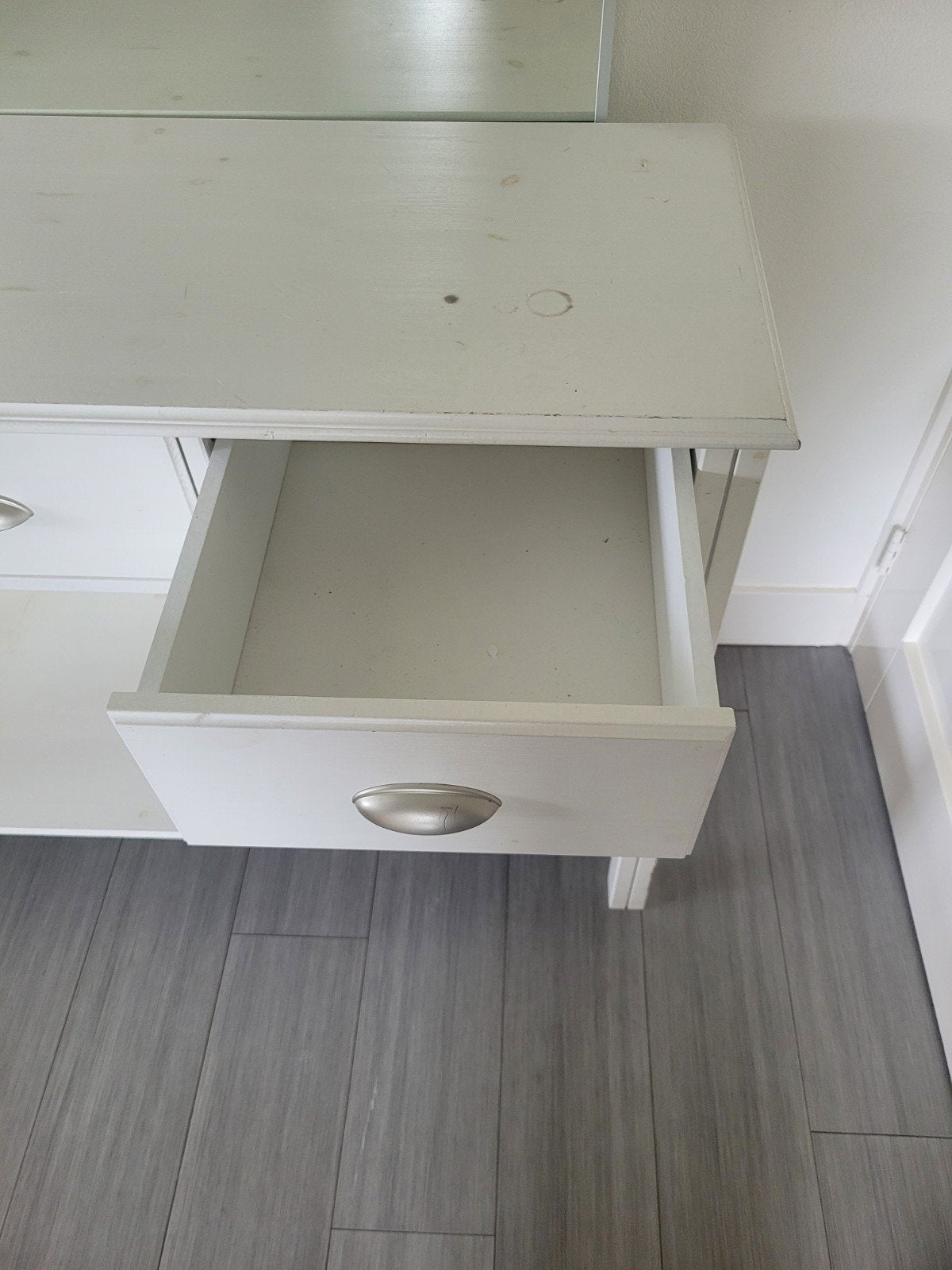 Foto 4 van Witte sidetable met 3 lades en plank