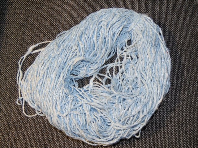 Streng van 98 gram lichtblauw gebobbeld katoengaren, Hobby en Vrije tijd, Ophalen of Verzenden, Nieuw, Breien of Haken, Wol of Garen
