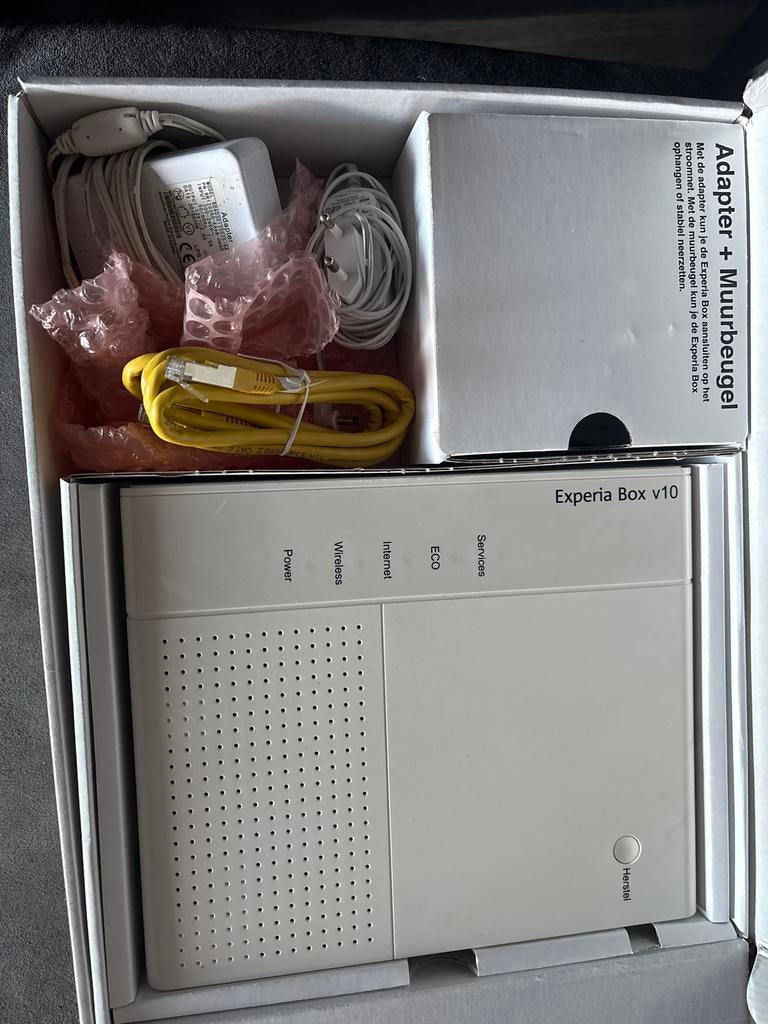KPN Experia Box v10 Router met Adapter en Muurbeugel, Ophalen, Zo goed als nieuw, Router
