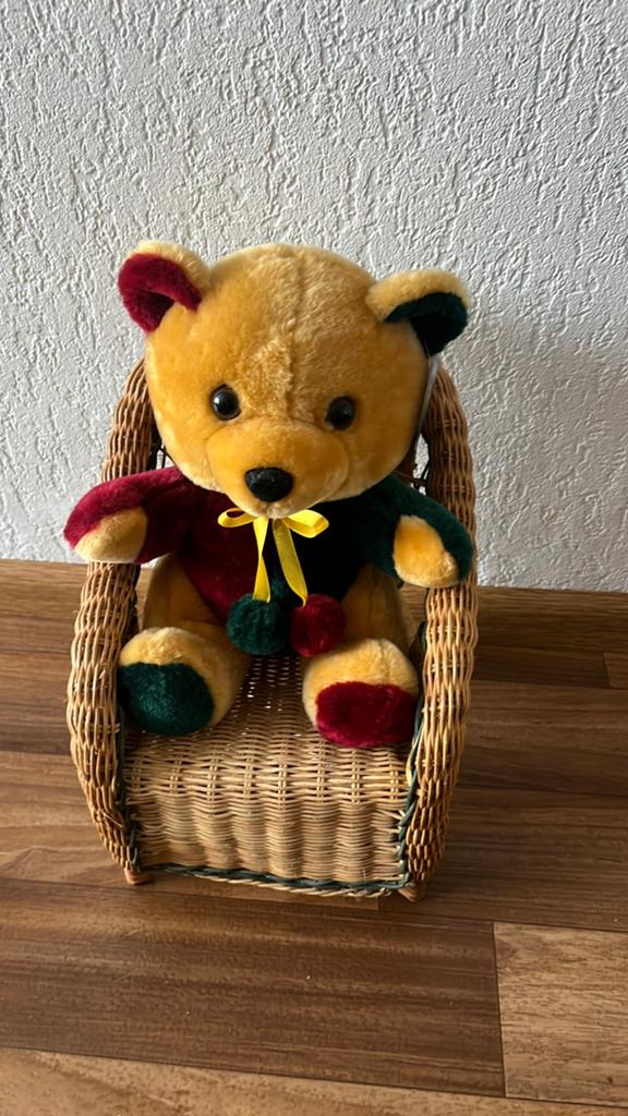 Knuffelbeer in rieten stoeltje., Ophalen of Verzenden, Nieuw, Beer