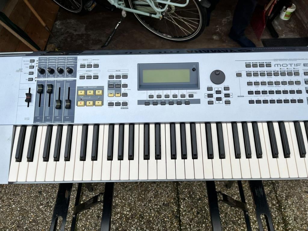 Yamaha Motif ES6 met flightcase en statief, Muziek en Instrumenten, Synthesizers, Ophalen