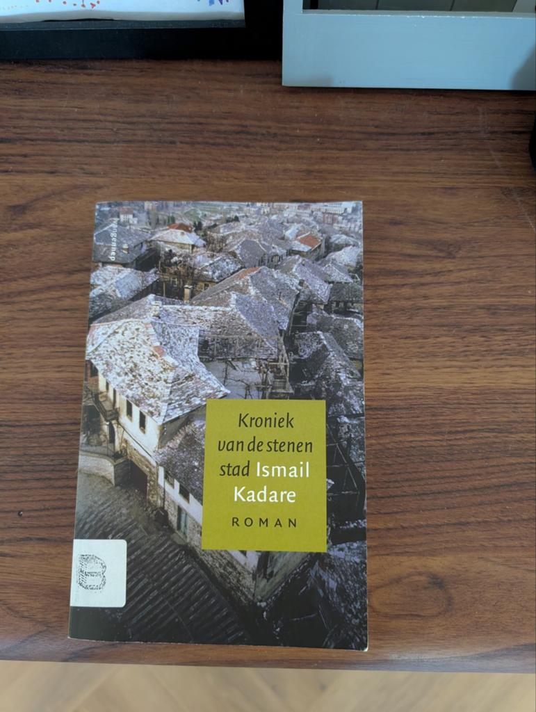 I. Kadare - Kroniek van de stenen stad, Zo goed als nieuw, Nederland, I. Kadare, Ophalen of Verzenden