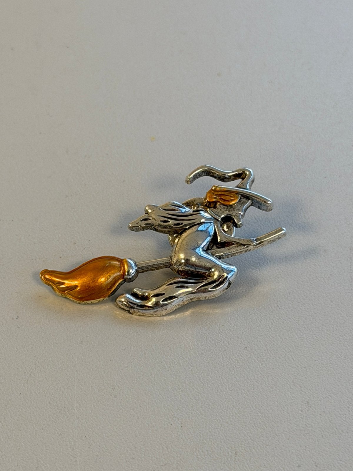 Heksenbroche Heks witch broche pin button Zilverkleurig 4cm, Verzamelen, Speldjes, Pins en Buttons, Figuurtje, Nieuw, Ophalen of Verzenden