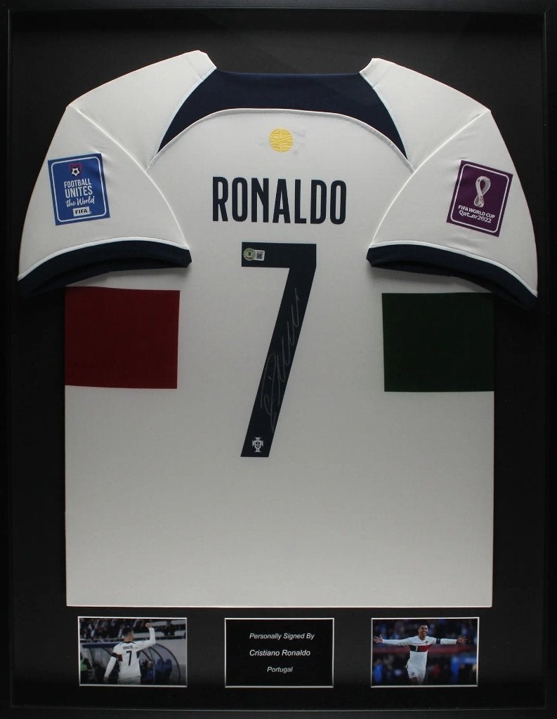 Cristiano Ronaldo Portugal 22/23 ingelijst gesigneerd shirt, Verzamelen, Sportartikelen en Voetbal, Buitenlandse clubs, Soccersignings.nl