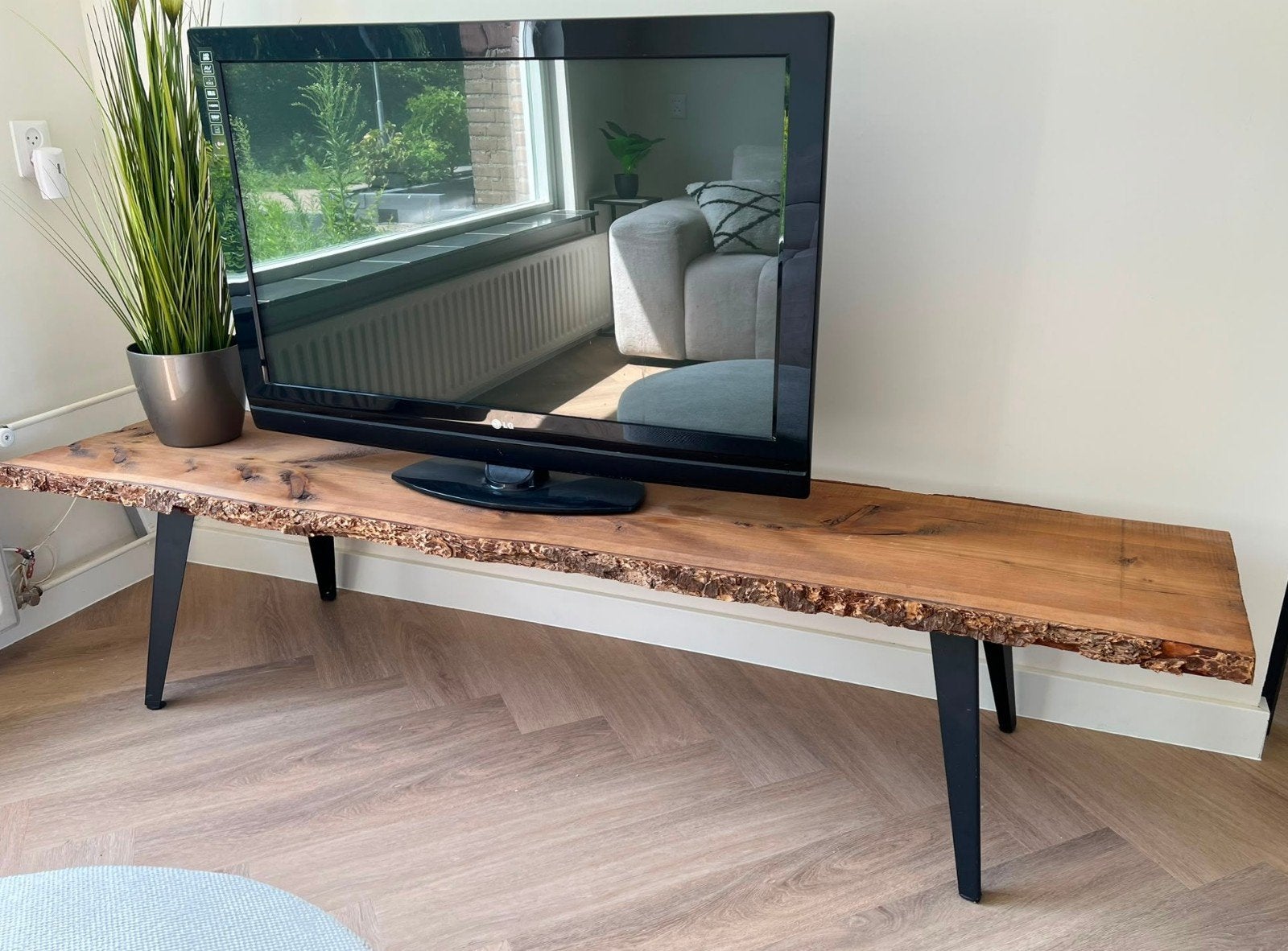 Uniek houten tv-meubel met natuurlijke rand, Huis en Inrichting, Kasten | Televisiemeubels, 150 tot 200 cm, Rustiek, Industrieel, Modern