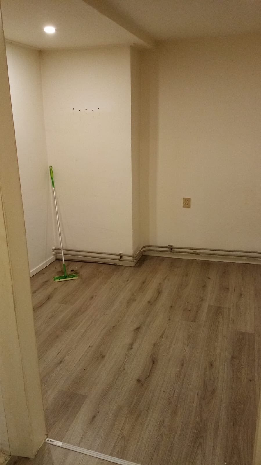 KAMER TE HUUR IN ROERMOND. 5MIN LOOPAFSTAND STATION.