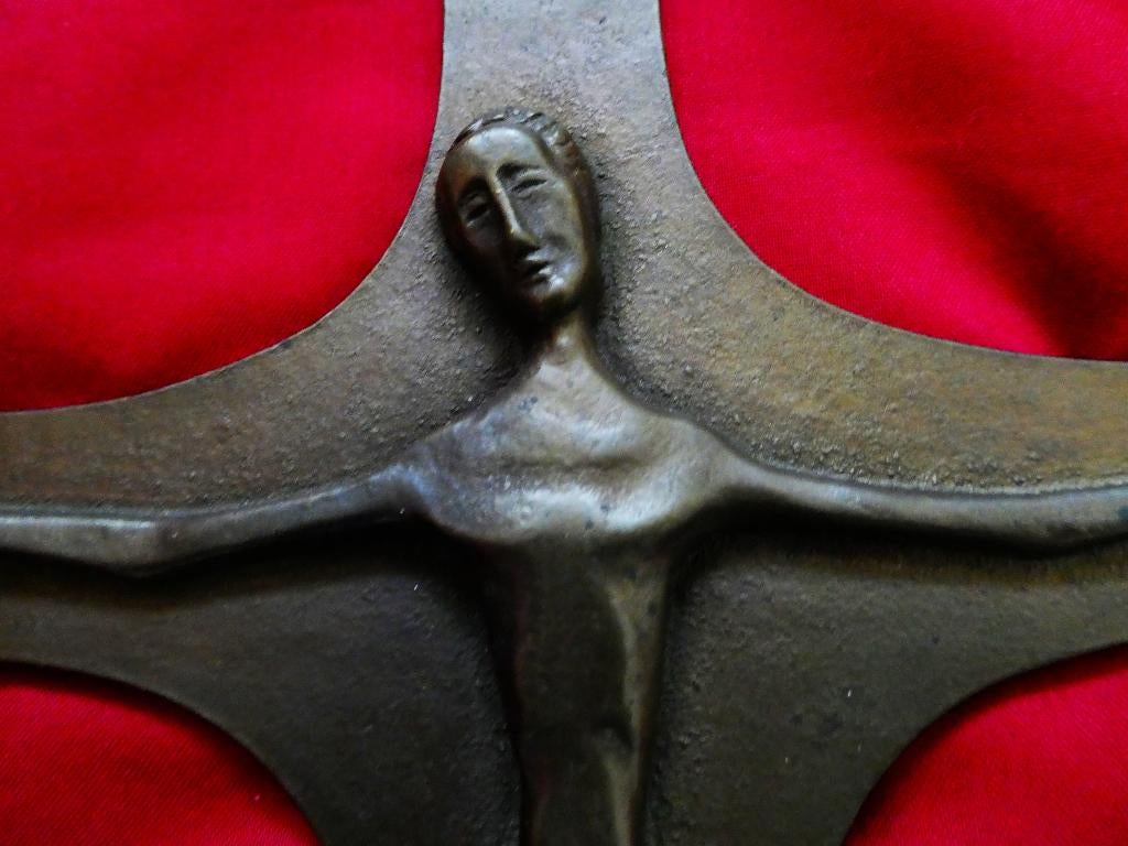 Gestileerd bronzen kruisbeeld met corpus Jezus Christus, Antiek en Kunst, Ophalen of Verzenden