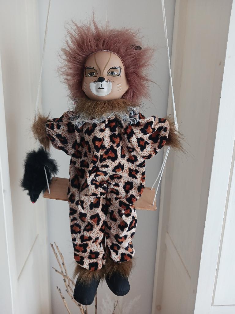 Luipaardkat-Clown keramiek op een schommel met zwarte muis, Verzamelen, Ophalen of Verzenden, Zo goed als nieuw, Pop
