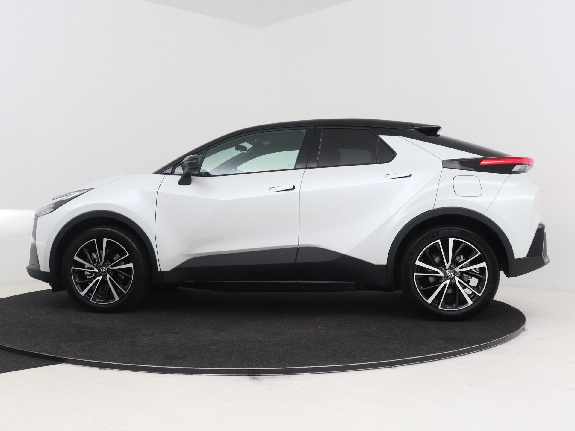 Toyota C-HR 2.0 Plug-in Hybrid 220 Executive (bj 2026), 12 maanden, Zwart, 4 cilinders, Leder en Stof