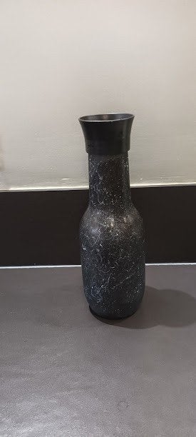 Gemarmerde zwarte glazen waterkaraf met schenkdop 1 liter, Ophalen, Overige typen, Nieuw, Glas