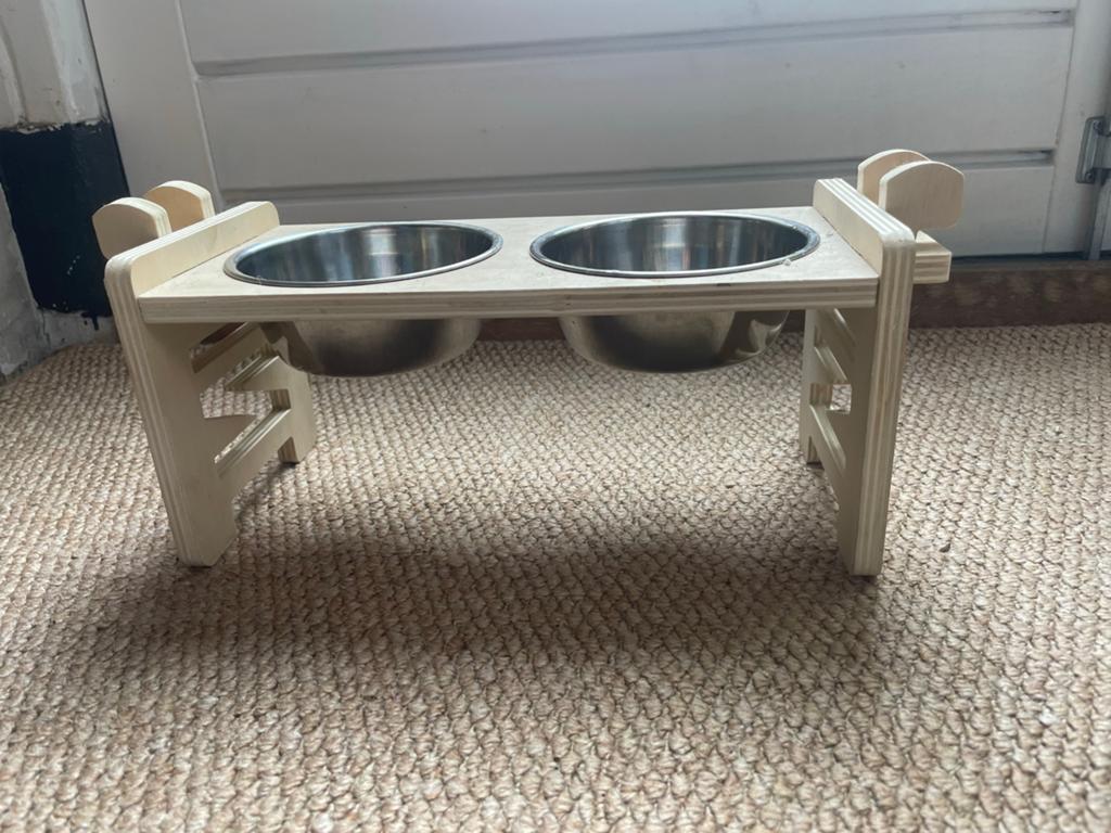 Honden/katten voer bakjes in standaard, Ophalen, Zo goed als nieuw