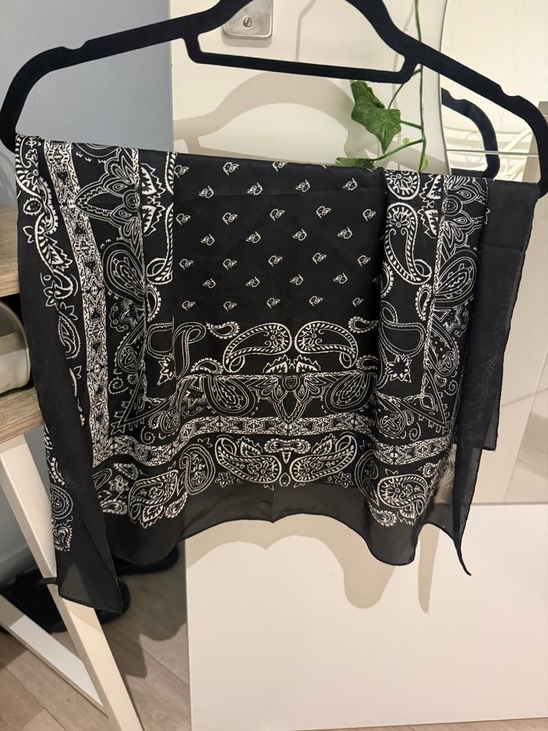 Zwarte bandana sjaal met paisley print, Kleding | Dames, Ophalen of Verzenden, Zo goed als nieuw, Maat 38/40 (M), Sjaal