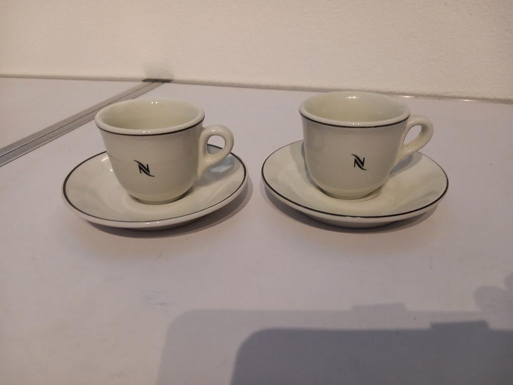 Nespresso kop en schotels, Huis en Inrichting, Keuken | Servies, Keramiek, Ophalen of Verzenden, Zo goed als nieuw, Overige stijlen