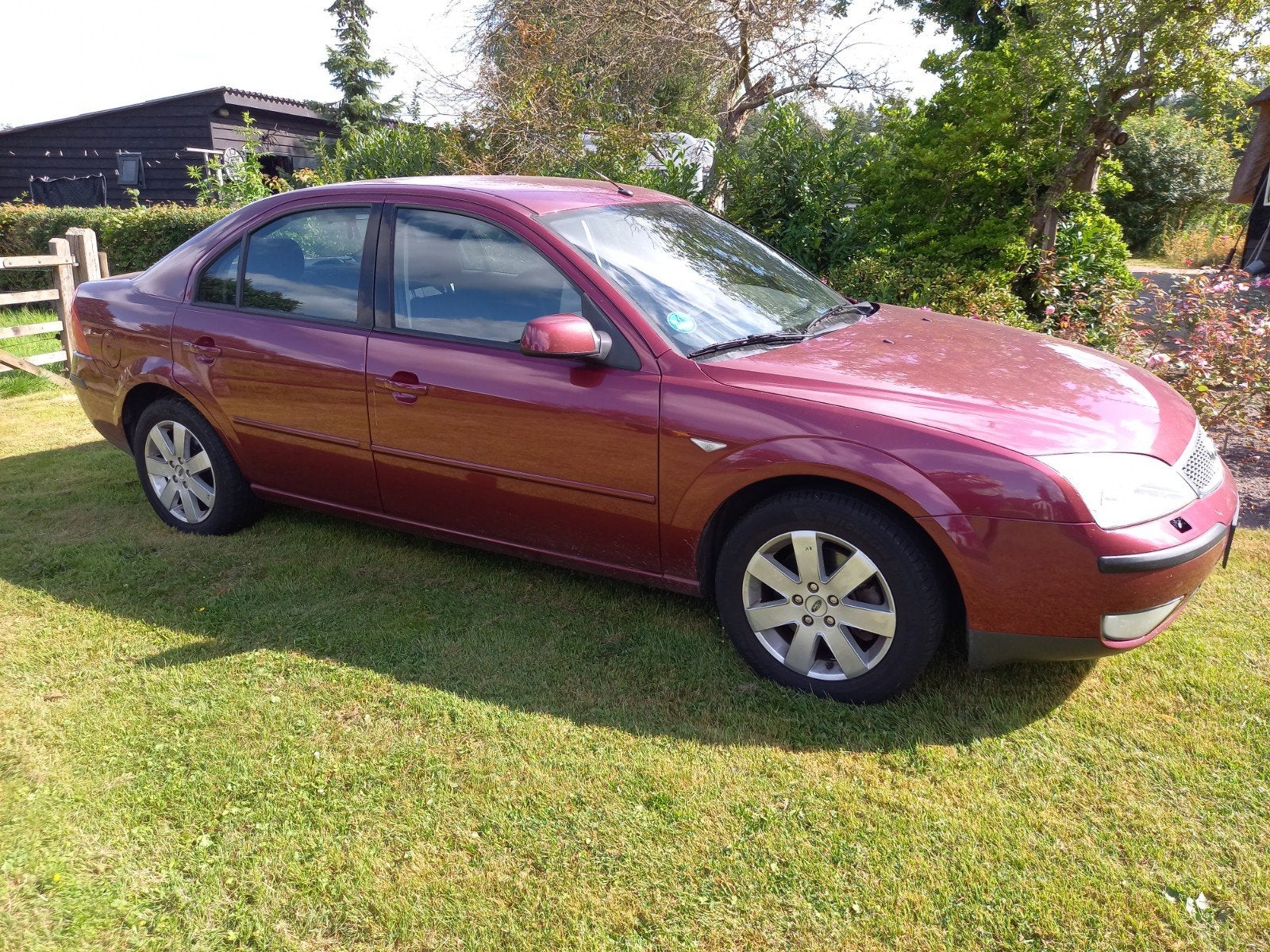 Ford Mondeo 1.8 16V 92KW Sedan 2005 Rood, Auto's, 13 km/l, 680 kg, 4 cilinders, Origineel Nederlands