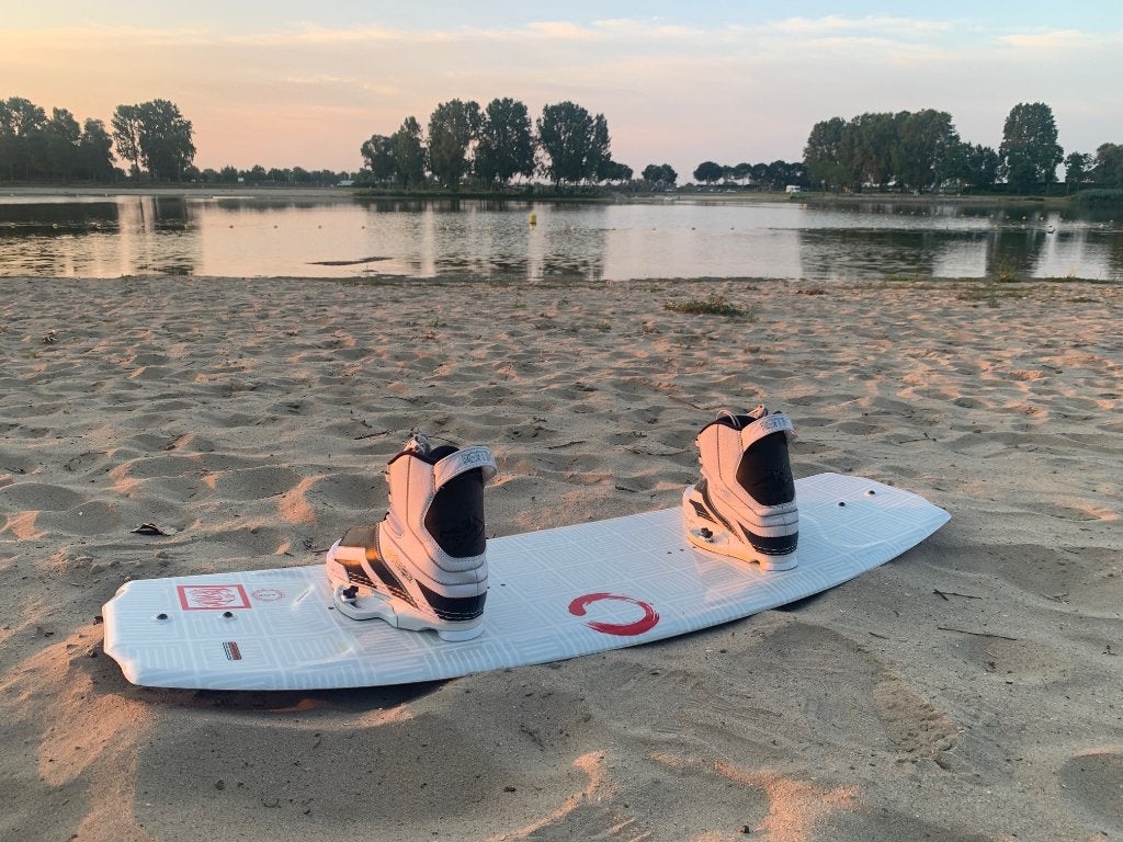 Hyperlite Wakeboard 136 cm – inclusief bindingen, Watersport en Boten, Wakeboarden, Ophalen, Zo goed als nieuw, Board en Schoenen