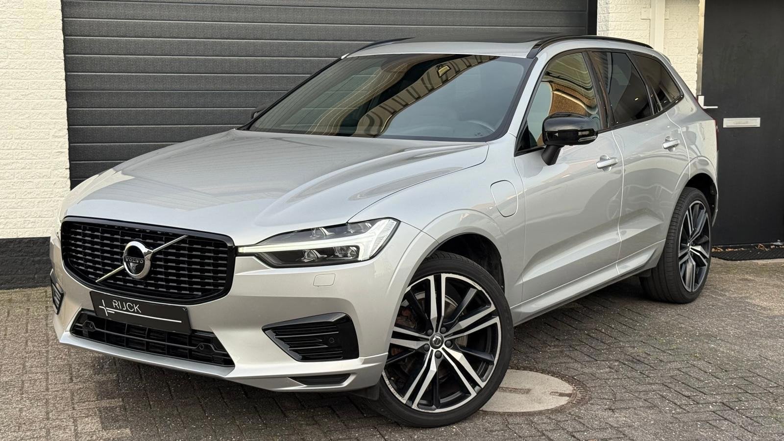 Volvo XC60 2.0 T6 Plug-in hybrid AWD R-Design | 360 | HK |, Automaat, Gebruikt, Zwart, 1969 cc