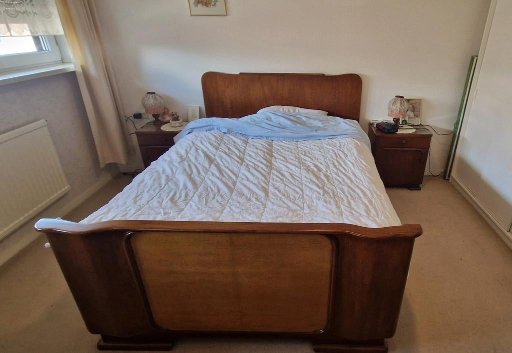 ZEER MOOI ANTIEK BEWERKT BED MET SPIRAAL BODEM
AFMETING
LENG, Ophalen of Verzenden