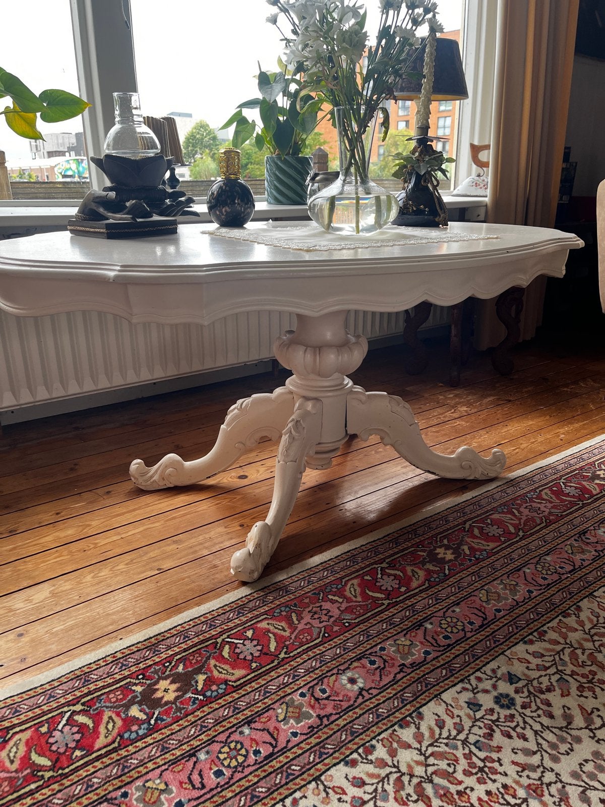 Ovale houten salon witte salontafel met mooie poot, Ophalen, 100 tot 150 cm, 50 tot 100 cm, Zo goed als nieuw