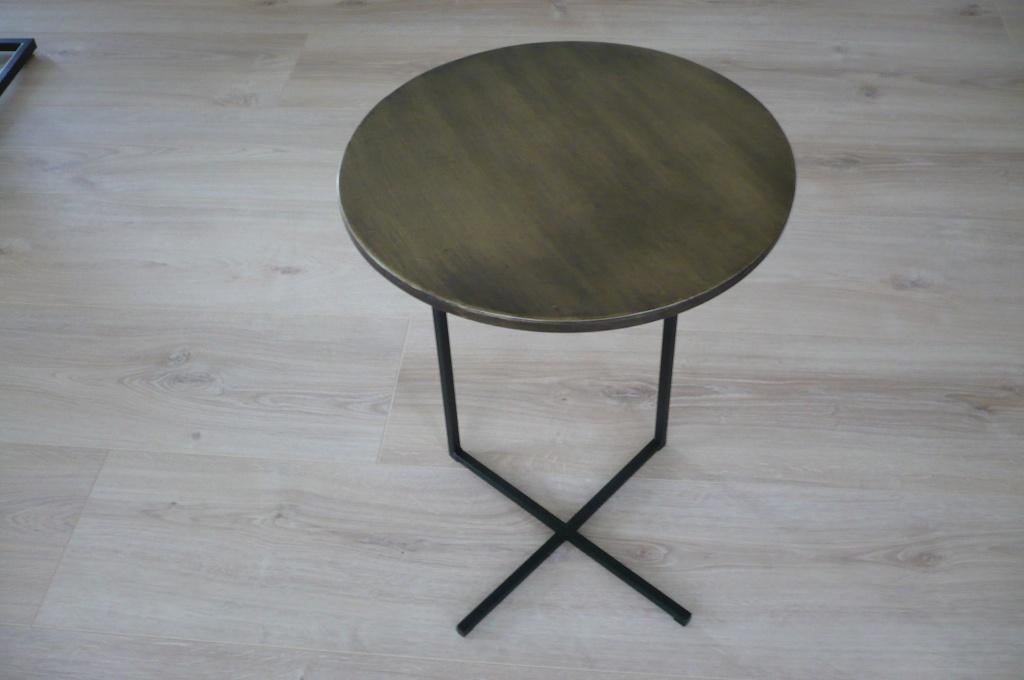 Te koop een mooi rond bijzet tafeltje, Minder dan 55 cm, Metaal of Aluminium, Rond, Zo goed als nieuw