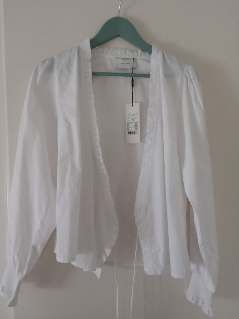Te koop nieuwe witte Neo Noir Jerri wikkelblouse katoen 36, Kleding | Dames, Blouses en Tunieken, Neo Noir, Wit, Nieuw, Ophalen of Verzenden