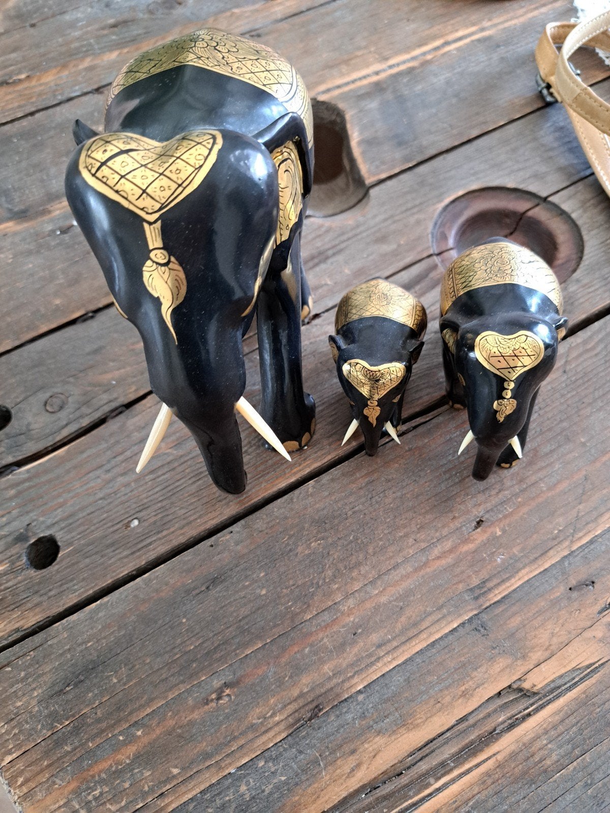 Set van 3 handgesneden houten olifanten, zwart met goud, Hout, Ophalen of Verzenden, Oosters, Gebruikt