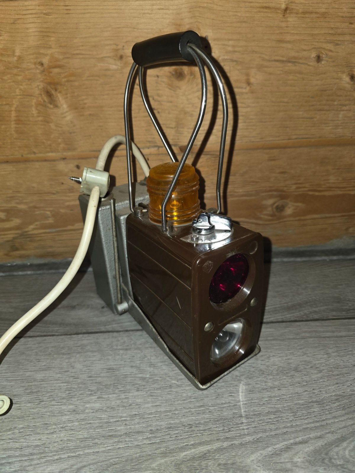 Vintage trein seinlamp met rood en wit licht, en oranje zwaa, Antiek en Kunst, Ophalen