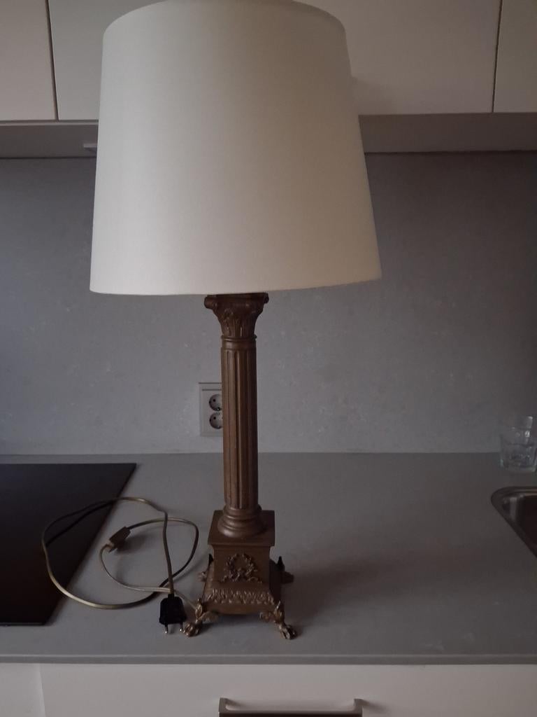Een oude schermen lamp met voet. Op de voet mooie decoraties, Ophalen of Verzenden, Gebruikt, 50 tot 75 cm