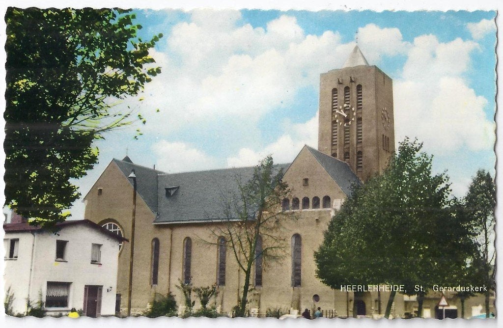 K6796 ongelopen ansichtkaart heerlerheide gerarduskerk, Ophalen of Verzenden, 1960 tot 1980, Ongelopen