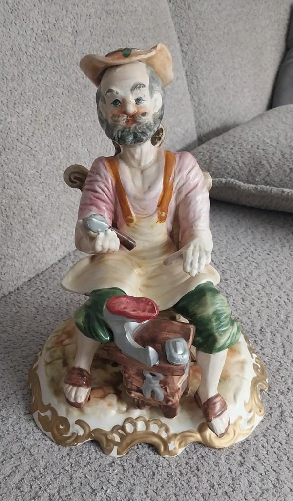 Capodimonte porseleinen beeldje van een schoenmaker, Antiek en Kunst, Ophalen of Verzenden