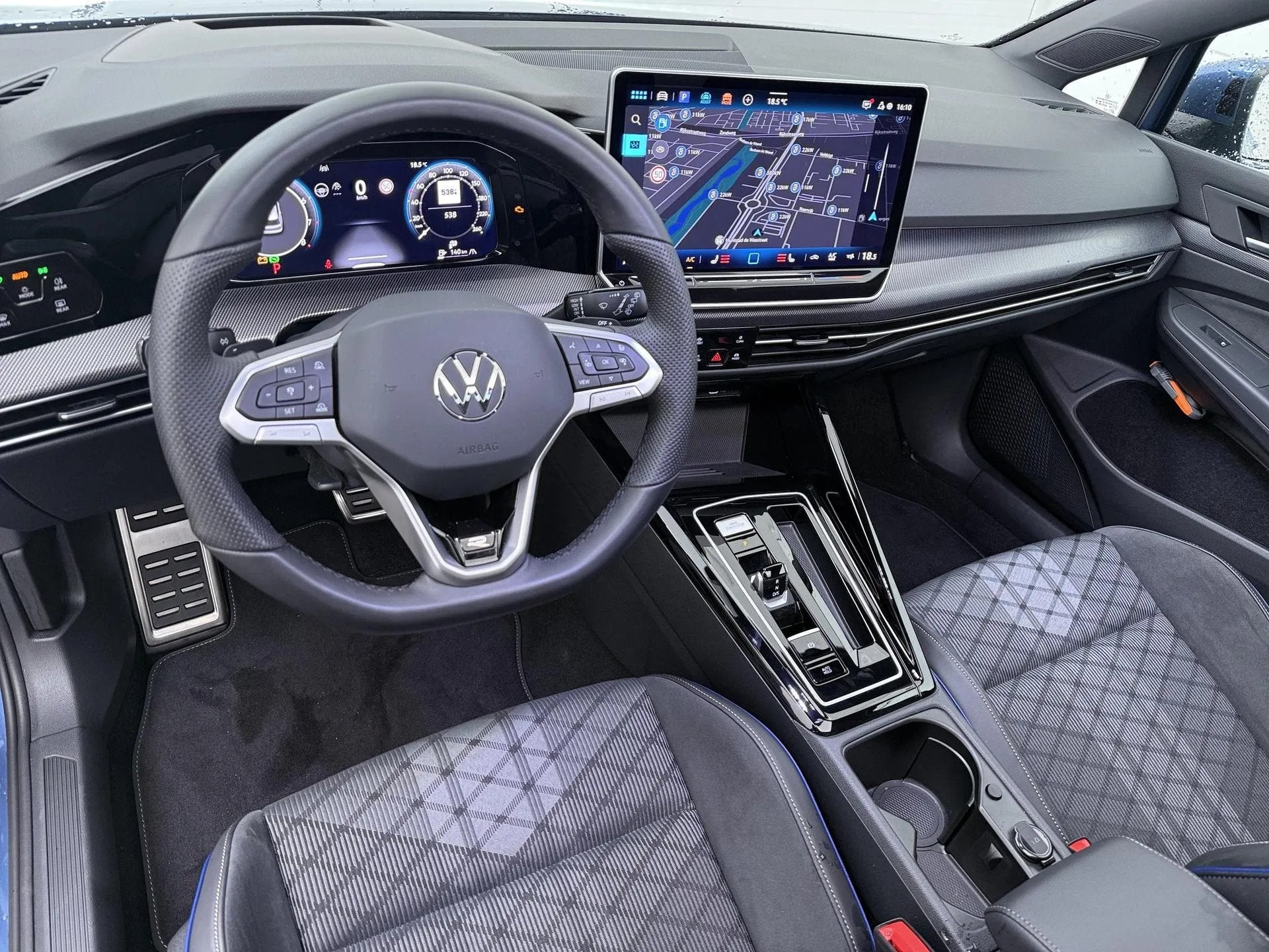 Volkswagen Golf Variant 1.5 eTSI R-Line (bj 2025, automaat), 4 cilinders, 150 pk, Blauw, 1337 kg