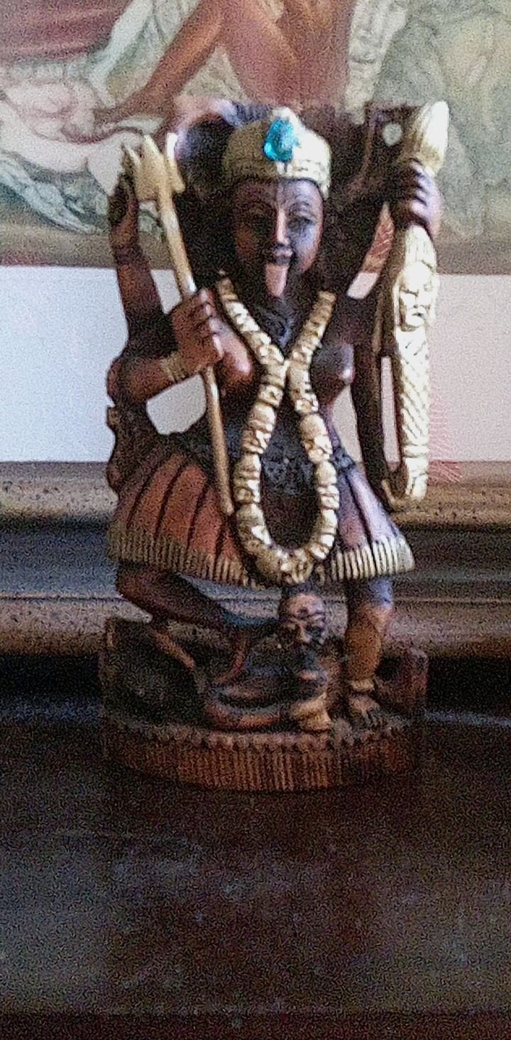 Kali met natuurlijke kostbare edelsteen op gouden, Ophalen of Verzenden