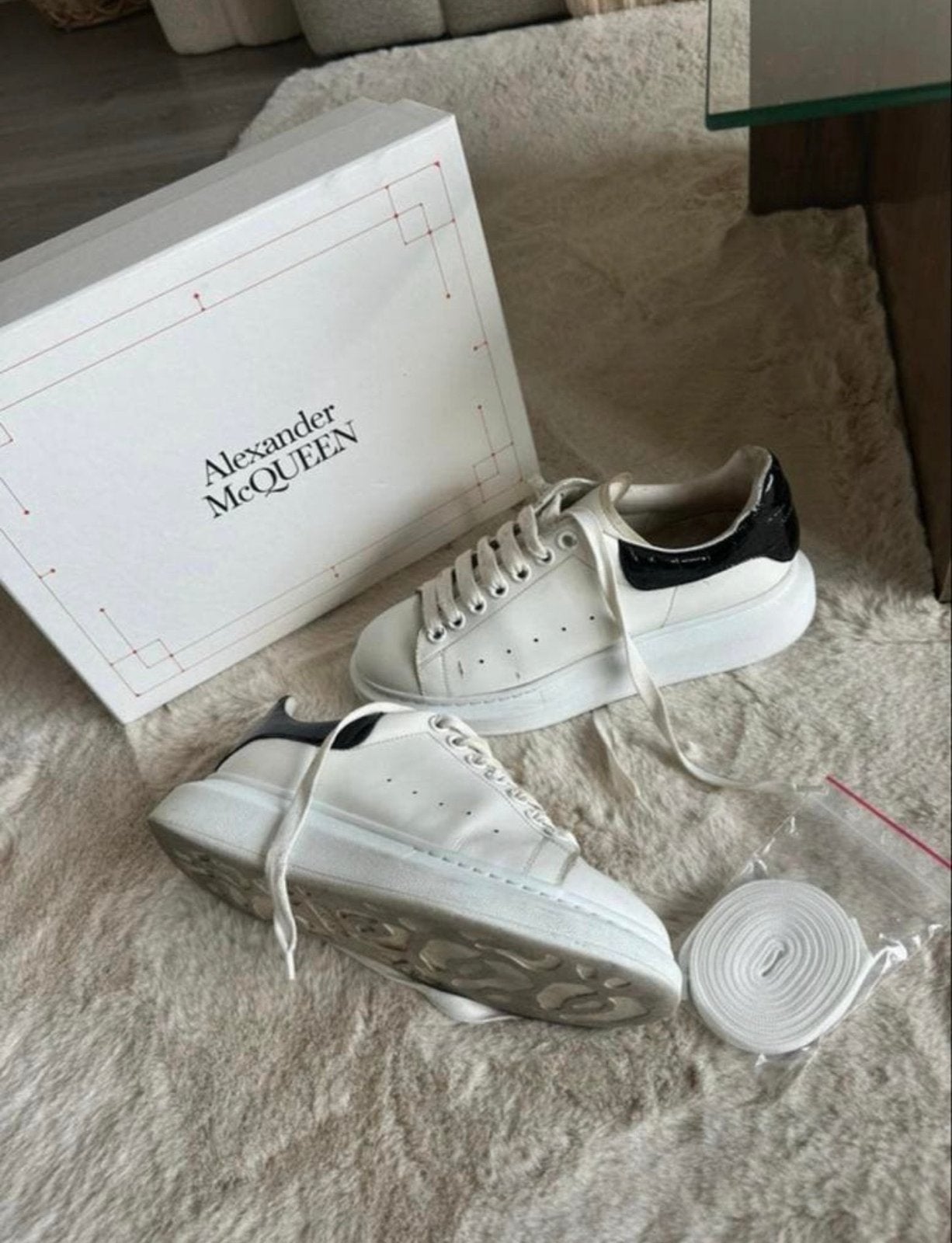 Alexander McQueen sneakers wit met zwarte lak achterkant, Kleding | Dames, Schoenen, Verzenden, Gedragen, Wit, Sneakers of Gympen
