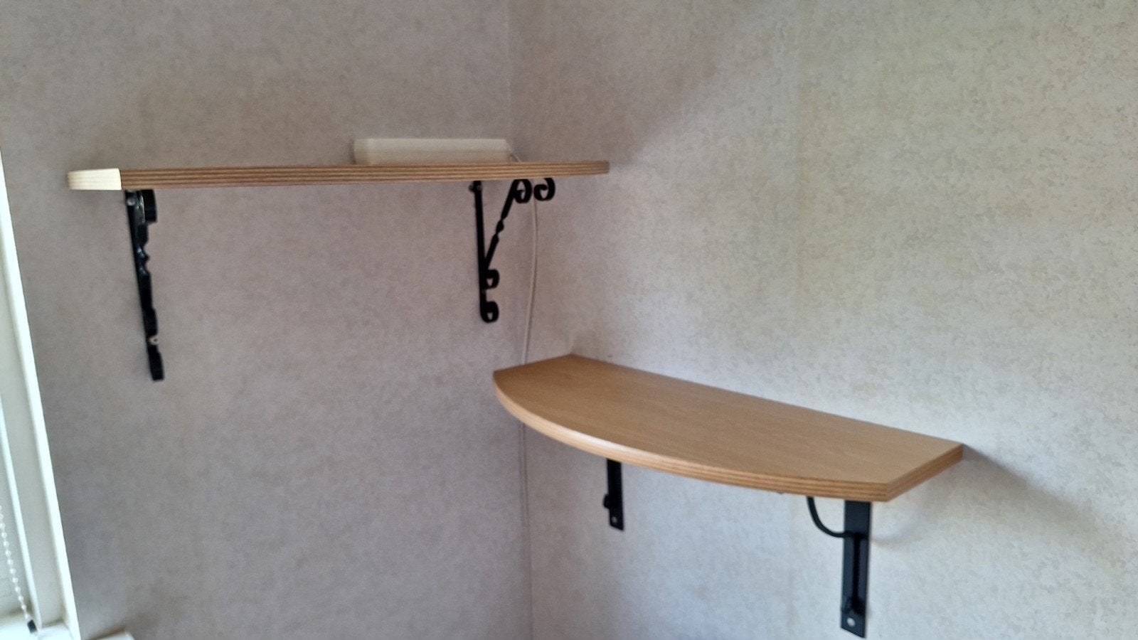 2 plankjes met sierlijke beugels van Ikea, Ophalen, Gebruikt