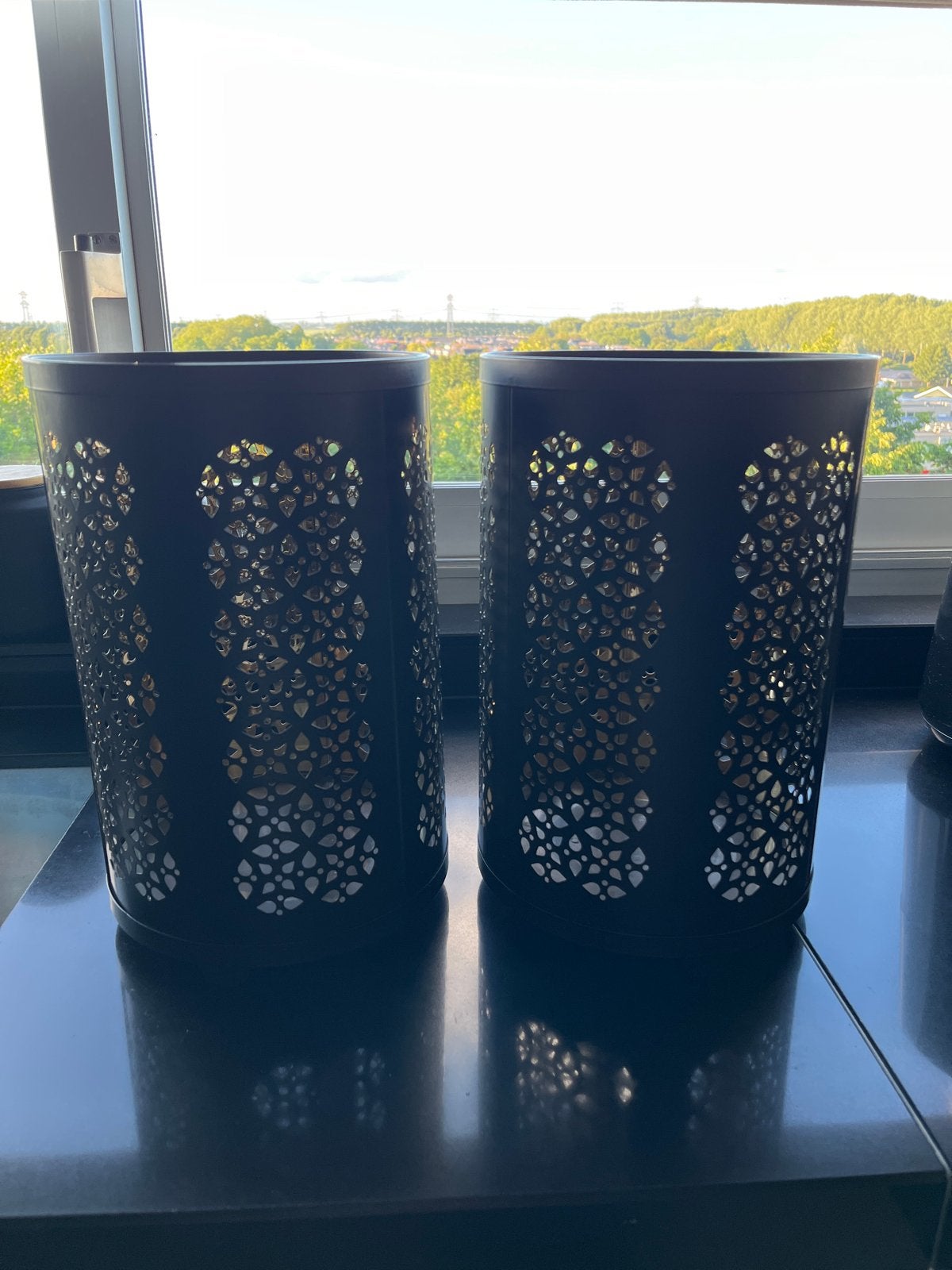 Set van 2 zwarte metalen windlichten met patroon, Huis en Inrichting, Woonaccessoires | Kandelaars en Kaarsen, Ophalen, 25 tot 50 cm
