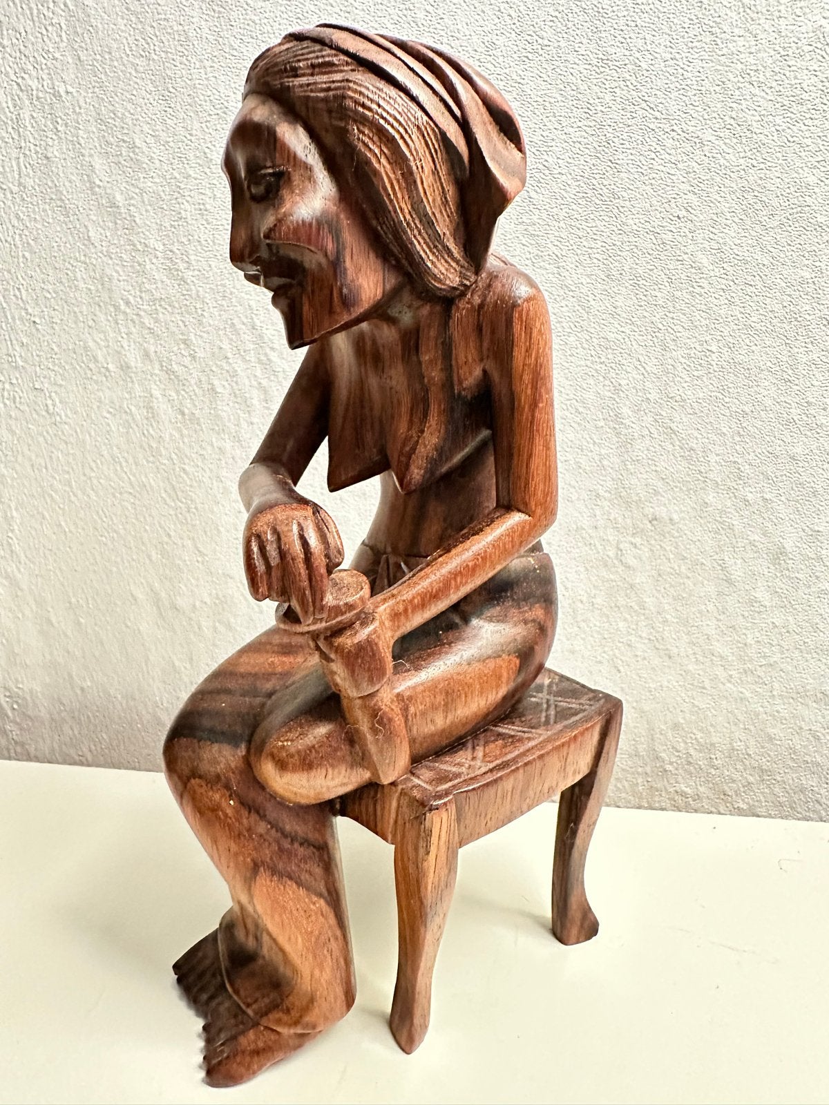 Handgesneden houten beeld van zittende vrouw, Ophalen of Verzenden, Handgemaakt, 20 - 50 cm, Beeld