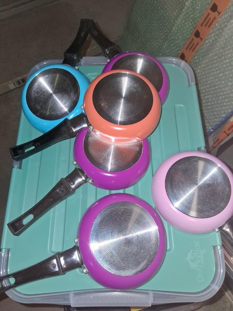 Set van 6 kleurrijke koekenpannetjes (niet voor inductie), Gebruikt, Keramische plaat, Aluminium, Ophalen of Verzenden
