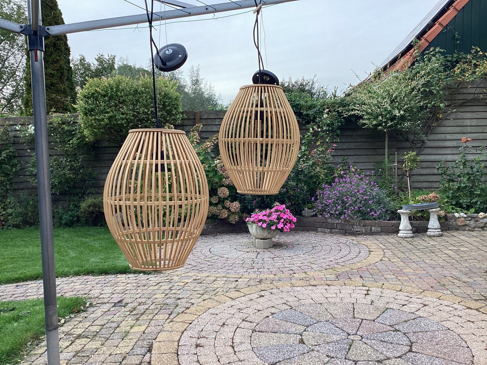 Twee prachtige rotan hanglampen zgan, Ophalen, Zo goed als nieuw, Natuurlijk materiaal, E27 (groot)