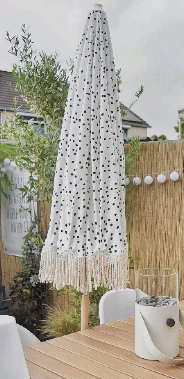 Stijlvolle parasol met franjes - Kantelbaar & Draagbaar, Ophalen, Kantelbaar, Zo goed als nieuw, 1 tot 2 meter