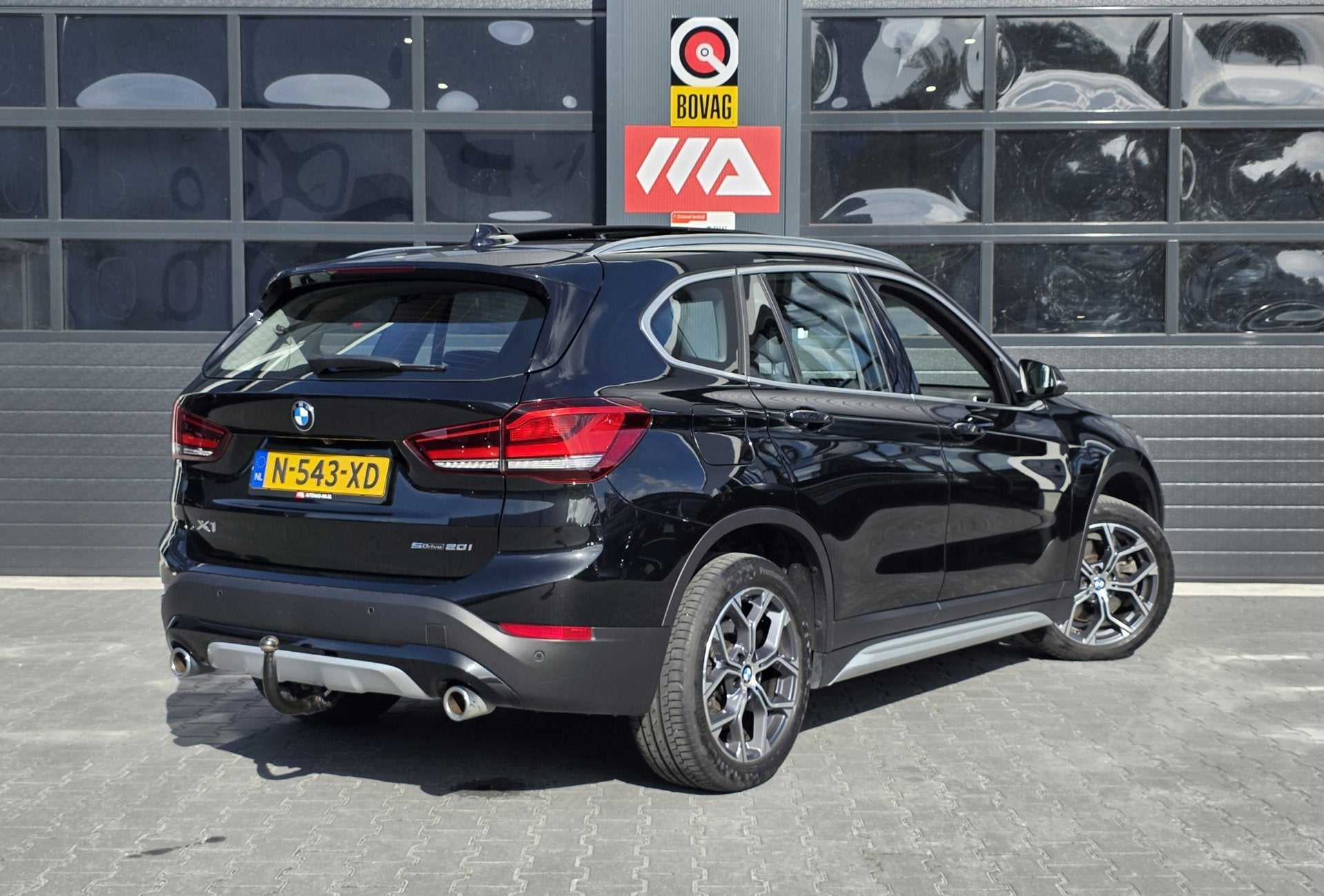 BMW X1 SDrive20i Business Edition Plus | PANO | LEDER | TREK, Auto's, 4 cilinders, Zwart, 1470 kg, SUV of Terreinwagen