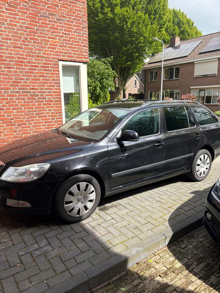 Skoda Octavia 1.2 TSI Combi 2011 Zwart, Auto's, Skoda, Voorwielaandrijving, 4 cilinders, Zwart, Origineel Nederlands