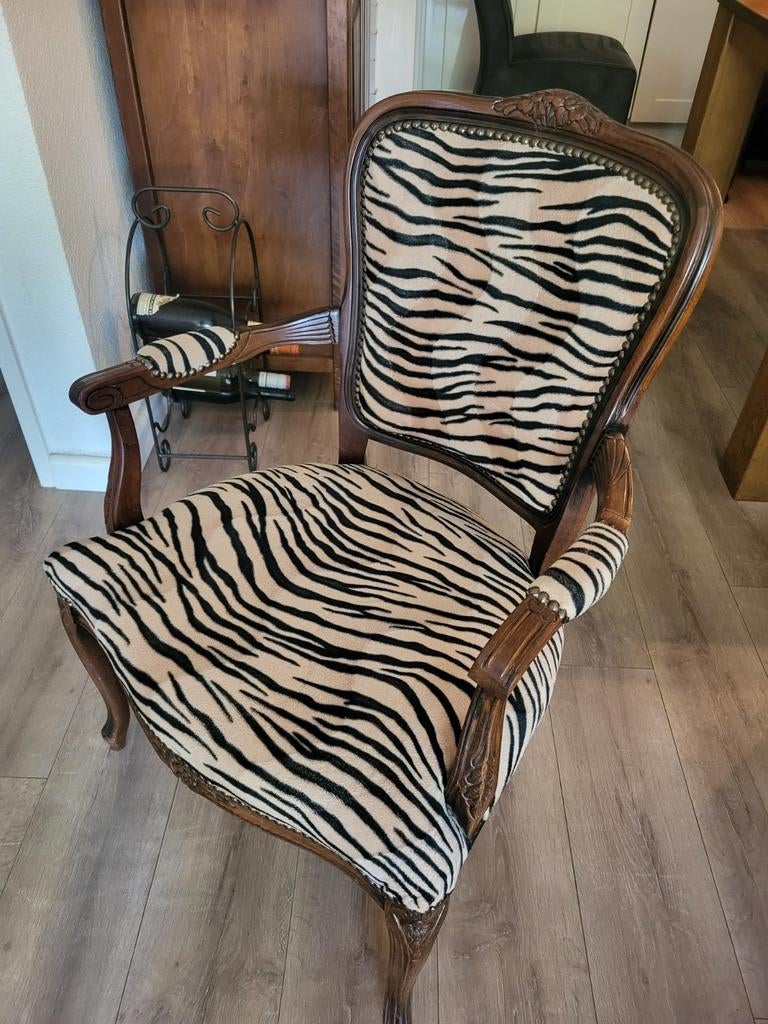 Mooie antieke stoel bekleed met tijgerprint stof, Ophalen, Minder dan 75 cm, Zo goed als nieuw, Stof