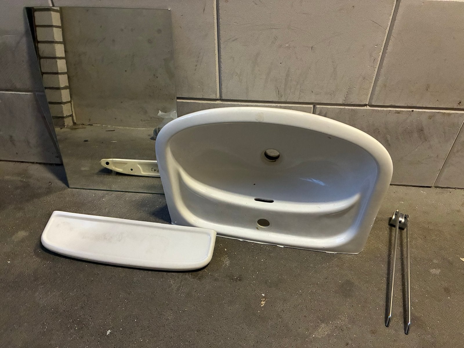 Wastafel met spiegel en accessoires - Gebruikt, Ophalen of Verzenden, Gebruikt, Chroom, Wastafel