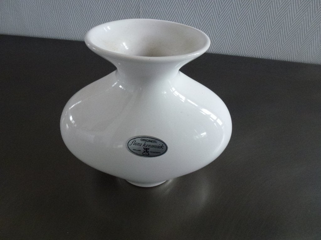 Witte vaas flora keramiek hardenberg, met stickers 1970 /80, Huis en Inrichting, Gebruikt, Wit, 16 cm, Ophalen of Verzenden