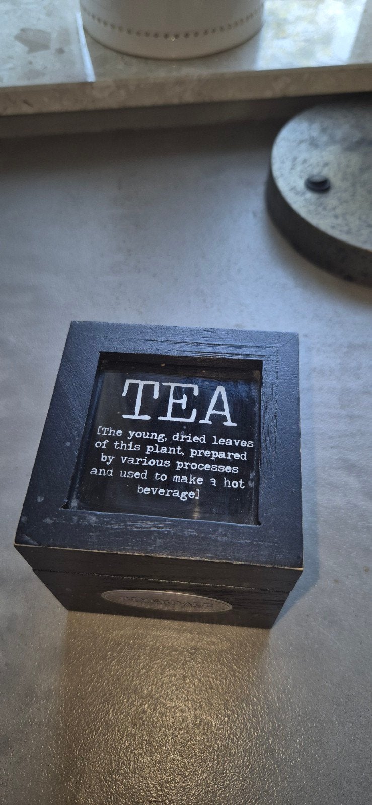 Riverdale theedoos zwart met opschrift 'TEA', Hout, Ophalen of Verzenden, Modern, Gebruikt